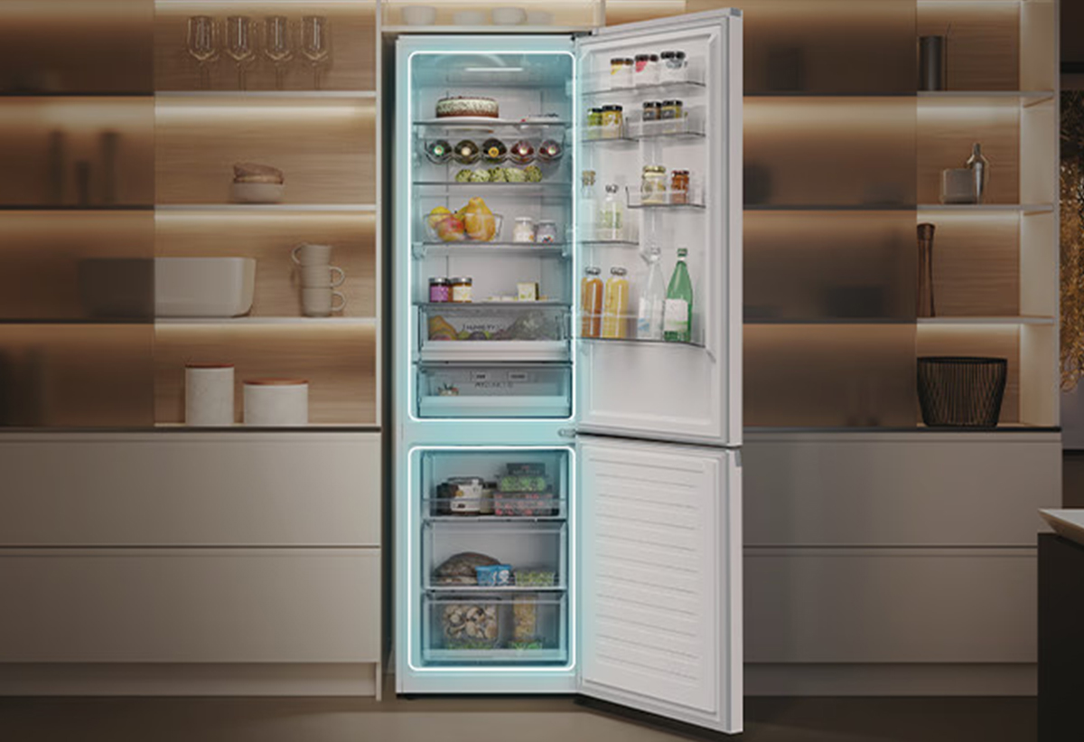 Απεικονίζεται το ψυγείο ανοιχτό, γεμάτο τρόφιμα.